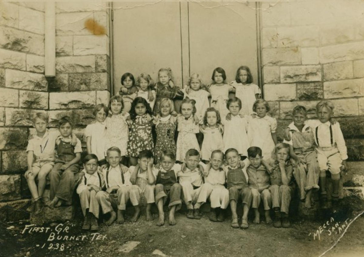 first-grade-class-in-burnet-in-1938